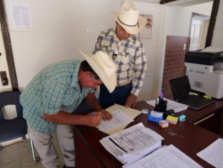 El diputado Arturo Zubía entrega ordeñadora a productor beneficiado en Jiménez