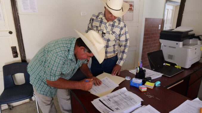 El diputado Arturo Zubía entrega ordeñadora a productor beneficiado en Jiménez