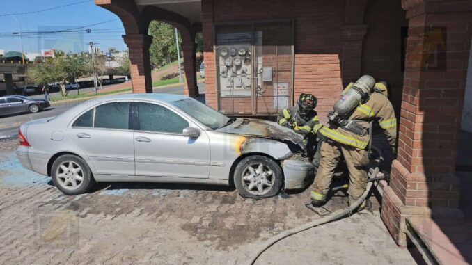 Se registra incendio vehicular en cruce de la Independencia y canal