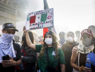 “Qué vergüenza”, grito unísono de manifestantes en Los Ángeles por redadas migratorias