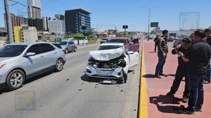 Cuatro vehículos chocan en sobre el periférico de la Juventud