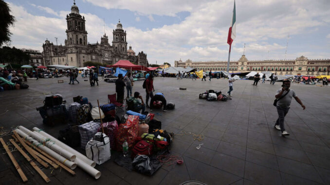 CNTE comienza retiro del plantón en el Zócalo capitalino