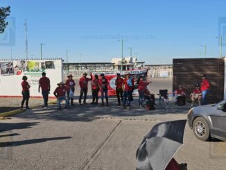 Docentes protestan frente a instalaciones de Pemex en rechazo a reforma laboral del ISSSTE