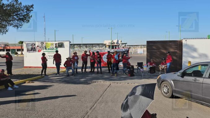 Docentes protestan frente a instalaciones de Pemex en rechazo a reforma laboral del ISSSTE