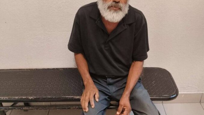 Piden apoyo para localizar a familia de hombre extraviado