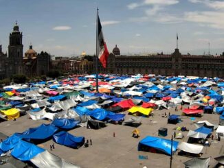 CNTE comienza con el levantamiento del plantón en el Zócalo de la CDMX