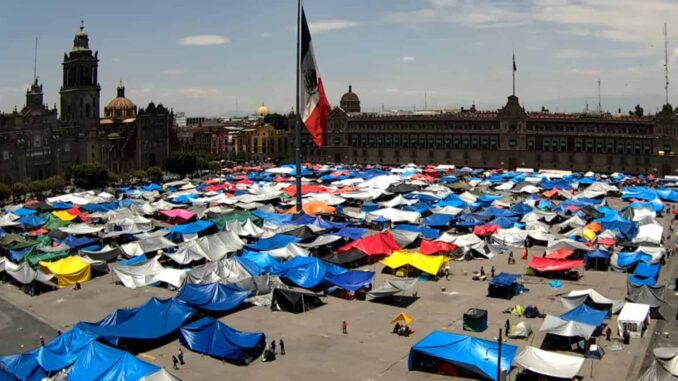 CNTE comienza con el levantamiento del plantón en el Zócalo de la CDMX