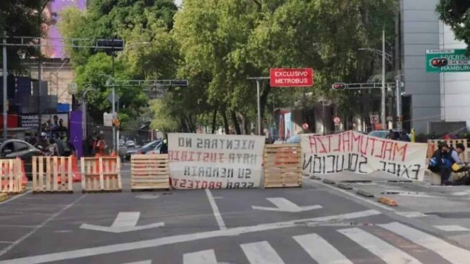 Se cumplen dos días del bloqueo de normalistas entre Reforma e Insurgentes