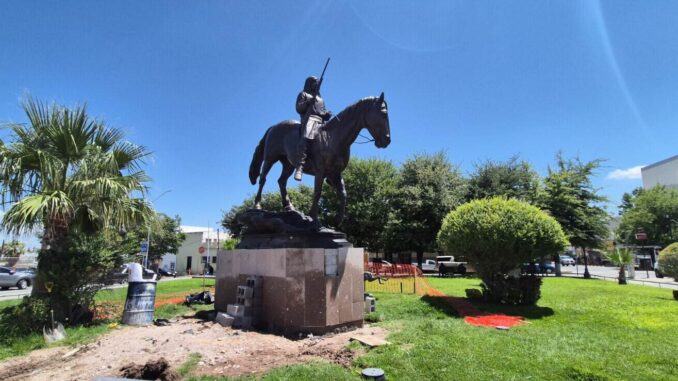 Traslada municipio estatua del Indio Victorio a la Plaza Tierra de Encuentro