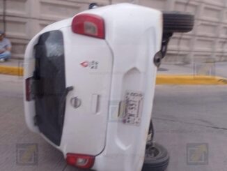 Vehículo termina volcado tras aparatoso choque en el Periférico de la Juventud