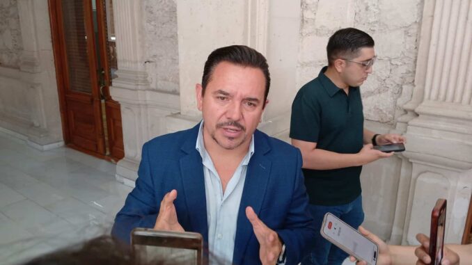 Despliegan equipos de maquinaria pesada y personal en respuesta a daños en carreteras ocasionados por lluvias