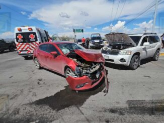 Chocan en cruce de la Tecnológico y Circuito Universitario; uno se pasó en rojo