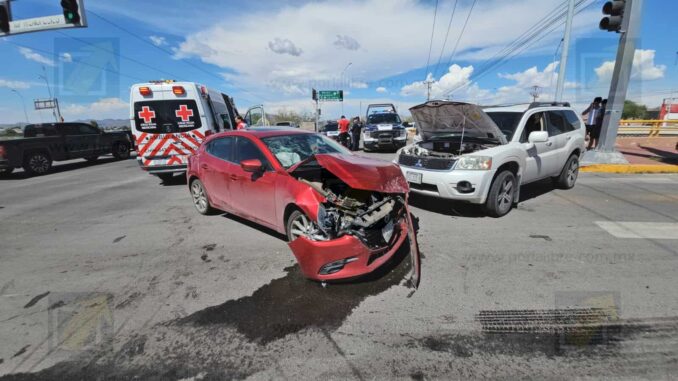 Chocan en cruce de la Tecnológico y Circuito Universitario; uno se pasó en rojo
