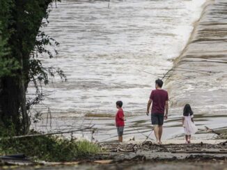 Continúan las búsquedas tras devastadora inundación en Texas; suman 52 muertos y sinnúmero de desaparecidos