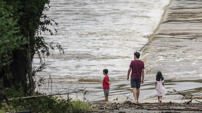 Continúan las búsquedas tras devastadora inundación en Texas; suman 52 muertos y sinnúmero de desaparecidos