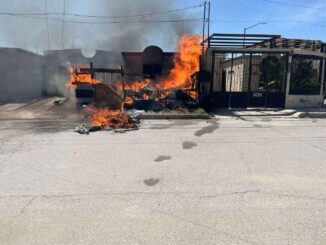 Rescatan a hombre de incendio en interior de vivienda