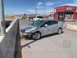 Vehículo se proyecta en estacionamiento de supermercado y causa múltiples daños