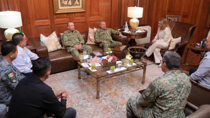 Maru Campos recibe en Palacio de Gobierno al comandante de la XI Región Militar, Eufemio Ibarra Flores