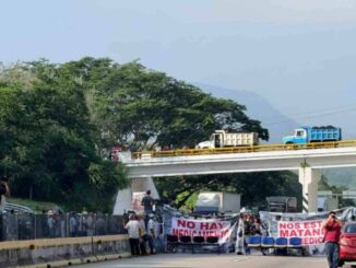 Habitantes de 49 pueblos bloquean la Autopista del Sol en demanda de obras y pagos de adeudos