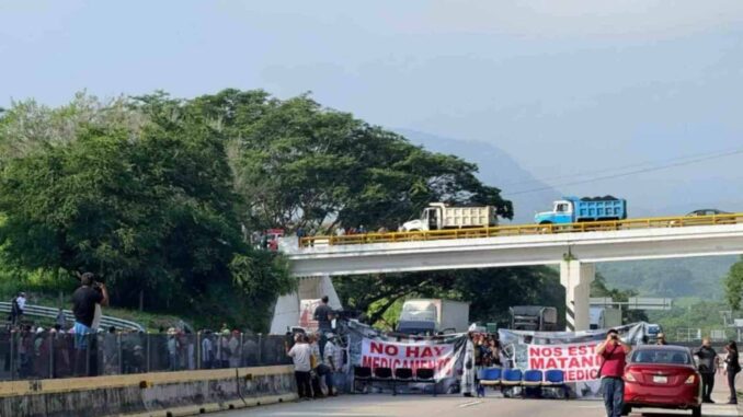 Habitantes de 49 pueblos bloquean la Autopista del Sol en demanda de obras y pagos de adeudos