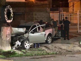 Choque deja dos lesionados en avenida Francisco Villa; pick up impacta postes, vehículo y vivienda