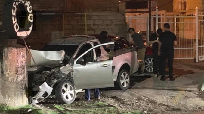 Choque deja dos lesionados en avenida Francisco Villa; pick up impacta postes, vehículo y vivienda