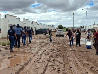 Apoyan cadetes de la Policía Municipal y Bomberos con trabajos de limpieza en zona inundada