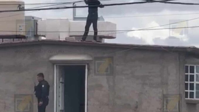 Joven alterado e intoxicado es asegurado por policías en azotea de su vivienda