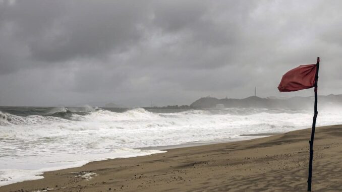 «Flossie» se debilita a huracán categoría 1 y se aleja de las costas mexicanas