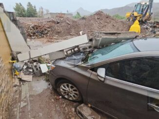 Lluvias provocan colapso de barda; casas y vehículos son afectados en colonia Nombre de Dios