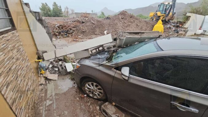 Lluvias provocan colapso de barda; casas y vehículos son afectados en colonia Nombre de Dios