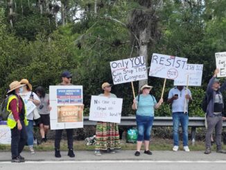 Trump visita centro de migrantes en humedal de Florida en medio de burlas sobre caimanes