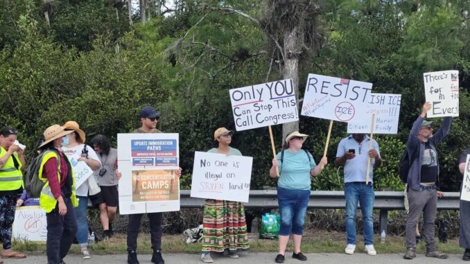 Trump visita centro de migrantes en humedal de Florida en medio de burlas sobre caimanes