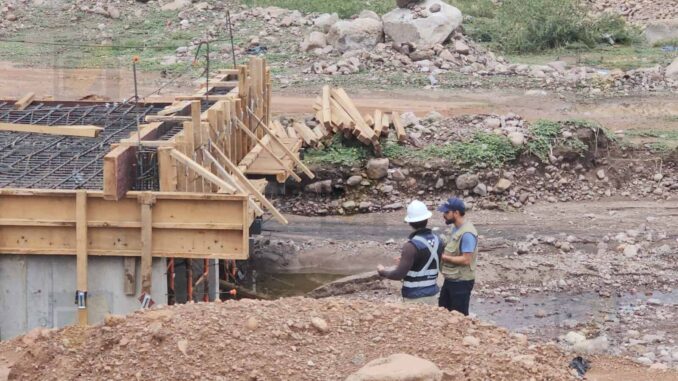 Hallan cuerpo atorado en canal en construcción en la colonia Granjas del Valle