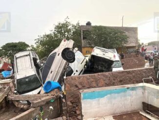 Autos y tumbas arrastrados por corriente en panteón municipal de El Porvenir tras fuerte lluvia