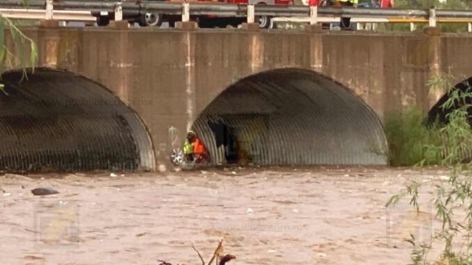 Hombre es rescatado por bomberos tras quedar atrapado bajo puente del Río Sacramento