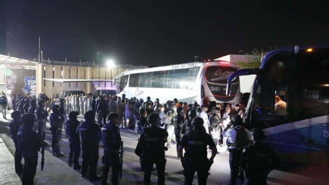 Operativo en el Cereso No. 3; trasladan a 120 reos de alta peligrosidad