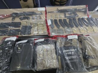 Aseguran vehículo con placas sobrepuestas y arsenal en Aldama