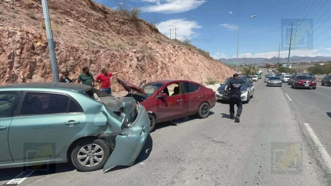 Camión de vaciado de concreto provoca carambola en carretera Aldama