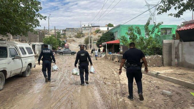 Entregan despensas a familias afectadas por lluvias en Juárez