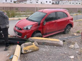 Volcadura en la prolongación Homero deja daños materiales