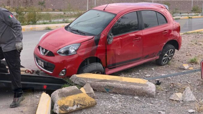 Volcadura en la prolongación Homero deja daños materiales