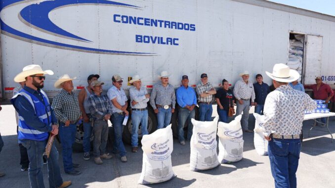 Entrega diputado Arturo Zubía apoyos al sector agrícola en Jiménez