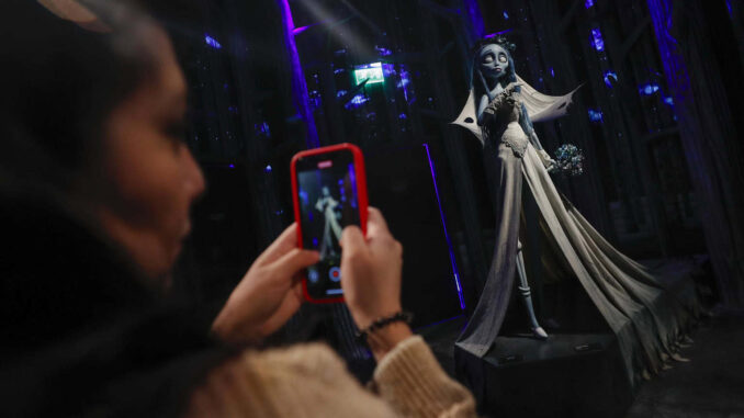 ‘El Laberinto’ de Tim Burton llega a México, una encrucijada analógica de su universo