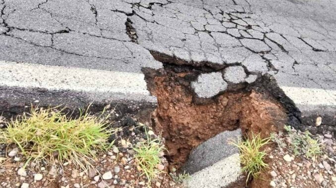 Cierran carretera Aldama–Ojinaga por socavón