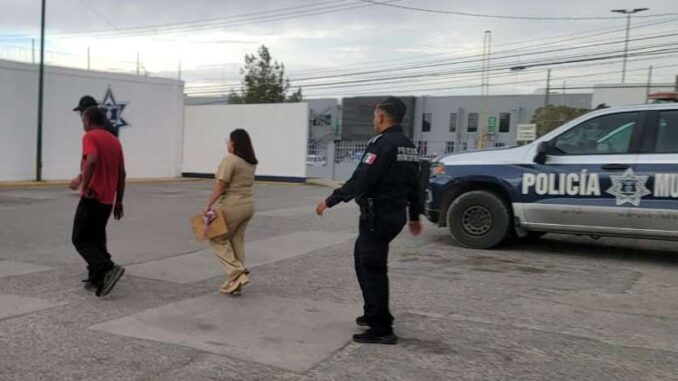 Rescatan a hombre que intentaba saltar de un puente en la Melchor Ocampo