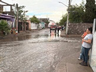 Tormenta provoca arrastre de vehículos en la colonia Infonavit