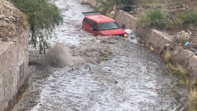 Hombre queda atrapado en arroyo tras repentino aumento del caudal