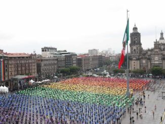Celebran el orgullo LGBT en la CDMX con una bandera gigante en el Zócalo