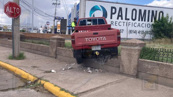 Pickup queda «encampanada» tras chocar contra barandal en el canal